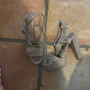 Pour La Victoire Nealla Womens size 7 Nubuck Leather Platform Heel Sandal Shoe